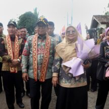 Pj.Gubernur Samsudin Bersama Ibu Maidawati Resmikan Gedung Baru Poskesdes Tanher Jaya dan Panen Melon Hasil Budi Daya KWT di Tanggamus