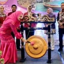 Nuri Maulida Pimpin Dekranasda Lampung Selatan Promosikan Kerajinan Khas di ITTIE Batam