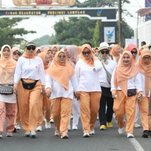 Pj. Penasehat DWP Provinsi Lampung Ibu Maidawati Retnoningsih Samsudin Lepas Jalan Sehat di Hari Kesehatan Nasional Ke-60