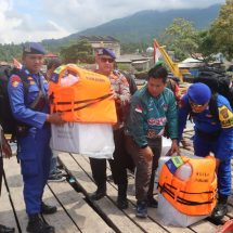 Cara Polisi Kawal Penyaluran Logistik Pilkada ke Pulau-Pulau, Kotak Suara Dibungkus Plastik, Diikat Pelampung