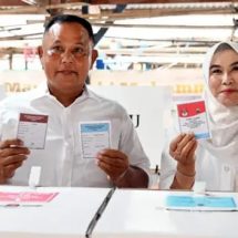 Ber-KTP Tanjung Bintang, Bupati Nanang Ermanto dan Istri Gunakan Hak Pilih di Desa Way Galih