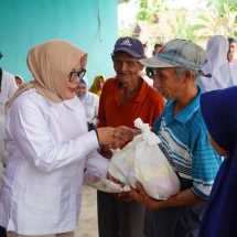 Serap Aspirasi, Sekretaris Komisi V DPRD Provinsi Lampung Elly Wahyuni Bagikan Sembako untuk Warga