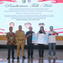 Pj. Gubernur Lampung Serahkan Penghargaan kepada Marching Band FYBI, Juara Umum IOMBF 2024