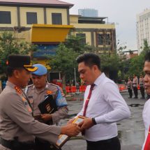 Tangkap DPO Curanmor Saat Ultah, Kapolresta Bandar Lampung Berikan Reward Aipda Deni dan Bripka Moris