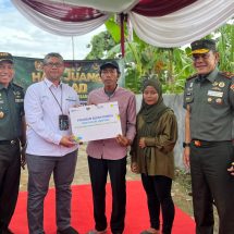 Semangat Hari Juang TNI, YBM PLN Gandeng Korem 043 Garuda Hitam Salurkan Program Bedah Rumah