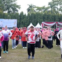 Puncak Hari Ibu ke-96 Tahun 2024, Pj.Guberbur dan Ibu Maidawati Ikuti Senam Bersama