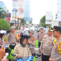 Gebyar Ops Keselamatan 2025, Polisi Bagikan Helm dan Bingkisan Kepada Pengendara Tertib di Bandar Lampung