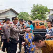 Aksi Sosial Polisi di Bandar Lampung, Bantu Bersihkan Lumpur hingga Bagikan Nasi Bungkus di Lokasi Terdampak Banjir