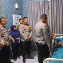 Kapolresta Bandar Lampung Besuk Dua Anggota Polri yang Terluka saat Kawal Aksi Unjuk Rasa di DPRD Lampung