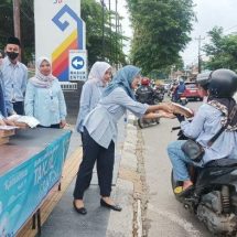 Bank Lampung Sapa Masyarakat Melalui Program Berbagi Takjil Ramadan