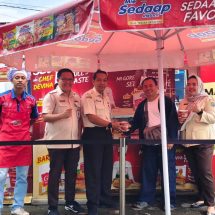 UPT Wilayah 1 Samsat Rajabasa Bandar Lampung Bagikan Mie Instan Kepada WP