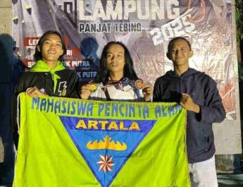 Lianda Mahendra Mahasiswa IIB Darmajaya Sabet Dua Medali Emas di Ajang Papan Panjat Tebing