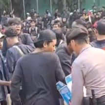 Humanis, Polisi Bagikan Air Pada Massa Aksi Unjuk Rasa di DPR