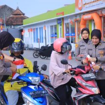 Polda Lampung Bagikan Ribuan Bendera Merah Putih Jelang HUT RI ke-80