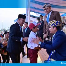 Aksi Heroik Raihan, Bocah SD Penyelamat Merah Putih Dapat Hadiah Istimewa, Bupati Egi Gelontorkan Beasiswa dan Tabungan Pendidikan