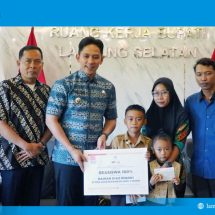 Tak Sekadar Janji, Bupati Egi Wujudkan Beasiswa dan Tabungan Pendidikan untuk Raihan Pahlawan Cilik dari Rajabasa