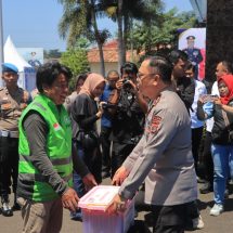 Ringankan Beban Warga, Kapolda Lampung Bagikan 50 Paket Sembako Pekerja Informal di Polresta