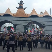 Kondusif, Ribuan Massa Aliansi Lampung Melawan Unjuk Rasa di Depan Gedung DPRD