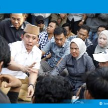 Pemimpin yang Merakyat: Duduk di Aspal, Bupati Egi Serap Aspirasi Rakyat dengan Hati