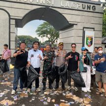 TNI-Polri dan Mahasiswa di Bandar Lampung Kompak Bersihkan Sampah Pasca Unjuk Rasa di DPRD Lampung