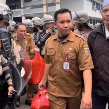 Momen Kebersamaan Disela Unjuk Rasa Mahasiswa, Pegawai Pemprov Bagikan Makanan Ringan