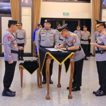 Kapolri Pimpin Sertijab, Kapolda Lampung Irjen Pol Helmy Santika Serahkan Tongkat Komando Kepada Irjen Pol Helfi Assegaf