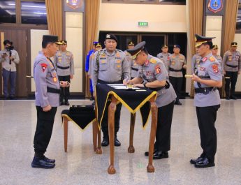 Kapolri Pimpin Sertijab, Kapolda Lampung Irjen Pol Helmy Santika Serahkan Tongkat Komando Kepada Irjen Pol Helfi Assegaf