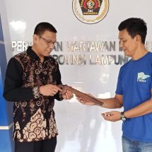 Berikan Badik Pagardewa Kepada Ketua PWI Lampung, Kanjeng Andy Achmad: Tolong Lestarikan