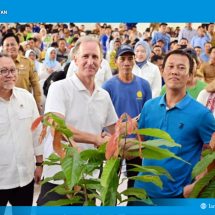 Dorong Smart Agroforestry, Menko Zulkifli Hasan Gelontorkan 7.000 Bibit Kopi-Kakao Untuk Petani Lampung Selatan