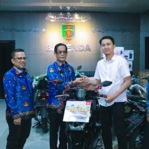 Kepala Bapenda Lampung Slamet Riadi Resmi Serahkan Hadiah Gebyar Samsat 2025