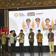 Komitmen Lindungi Pekerja Migran, Gubernur Rahmat Mirzani Djausal Raih Penghargaan di HPMI 2025