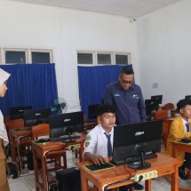 Dukung Pendidikan Berkualitas, PLN Salurkan Bantuan Komputer ke SMP Muhammadiyah 2 Pagelaran