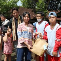 Hangat dan Penuh Empati, Bupati Egi Sambangi SLB Negeri Sidomulyo Bersama Tiga Putrinya