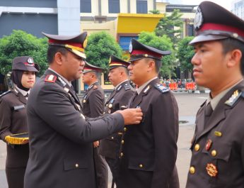 57 Personel Polresta Bandar Lampung Terima Tanda Kehormatan Satya Lencana