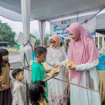 Meski Diguyur Hujan, Aksi Berbagi Takjil TP. PKK dan DWP Provinsi Lampung Tetap Disambut Antusias Warga