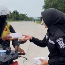 Sapa Masyarakat, Polwan Polda Lampung Bagikan Takjil Berbuka Puasa