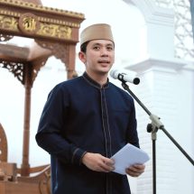 Safari Ramadan di Desa Pisang, Gubernur Mirza dan Bupati Egi Tebar Bantuan untuk Masjid dan Anak Yatim