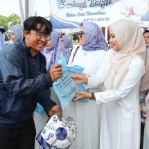 Semangat Ramadan, TP PKK dan DWP Provinsi Lampung Berbagi Takjil Meski Diguyur Hujan