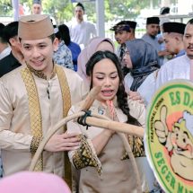 Tanpa Sekat di Hari Raya, Egi-Zita Salami Warga Satu per Satu di Lamban Rakyat
