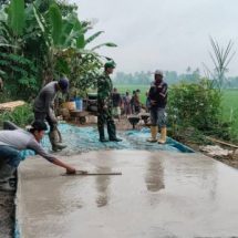 Bersama Warga, Personil TMMD Bangun Rabat Beton Sepanjang 666 Meter