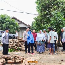 Bupati Pesawaran Nanda Indira Tinjau Dampak Bencana Angin Puting Beliung di Tegineneng