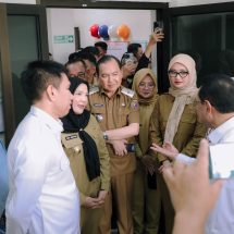 Wagub Jihan Dampingi Wamenkes Benjamin Paulus Octavianus dan Wamendagri Akhmad Wiyagus Tinjau Fasilitas Pelayanan Kesehatan