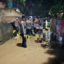 Hujan Deras Guyur Bandar Lampung Sebabkan Banjir di Beberapa lokasi, Tim SAR Brimob Lampung Sigap Bantu Warga Terdampak Banjir