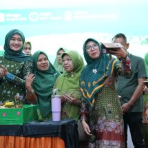 Wagub Jihan Nurlela Dampingi Ketua Umum DPP Pusat Muslimat Nahdlatul Ulama Khofifah Indar Parawansa di Harlah Muslimat NU ke-80
