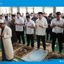 Duka Sedalam Lautan, Bupati Egi dan Ratusan Jemaah di Kalianda Gelar Salat Gaib untuk Korban Tragedi KAI