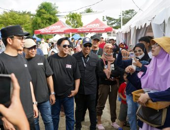 Di Tengah Hingar Bingar Indonesian Drift Series 2026, Bupati Egi Sempatkan Jajan Dagangan Pelaku UMKM