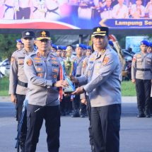 Kapolda Lampung Berikan Penghargaan Kepada Personel Berprestasi