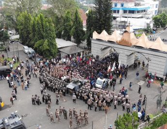Brimob Lampung Amankan Aksi Unjuk Rasa Aliansi Lampung Tarik Mandat Di Kantor DPRD Provinsi Lampung Berlangsung Aman