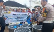 Ditlantas Polda Lampung Salurkan 16.000 Liter Air Bersih ke 100 KK di Pesawaran Sambut HUT Bhayangkara ke-80