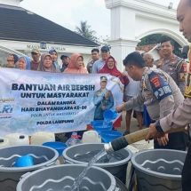 Ditlantas Polda Lampung Salurkan 16.000 Liter Air Bersih ke 100 KK di Pesawaran Sambut HUT Bhayangkara ke-80
